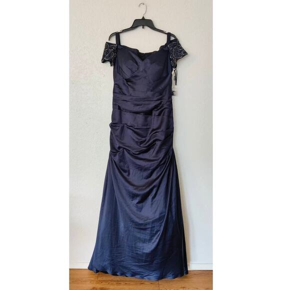 New La Femme Elegant Embellished Gown 12 Satin Navy Sweetheart Neck Short Sleeve - Picture 5 of 11